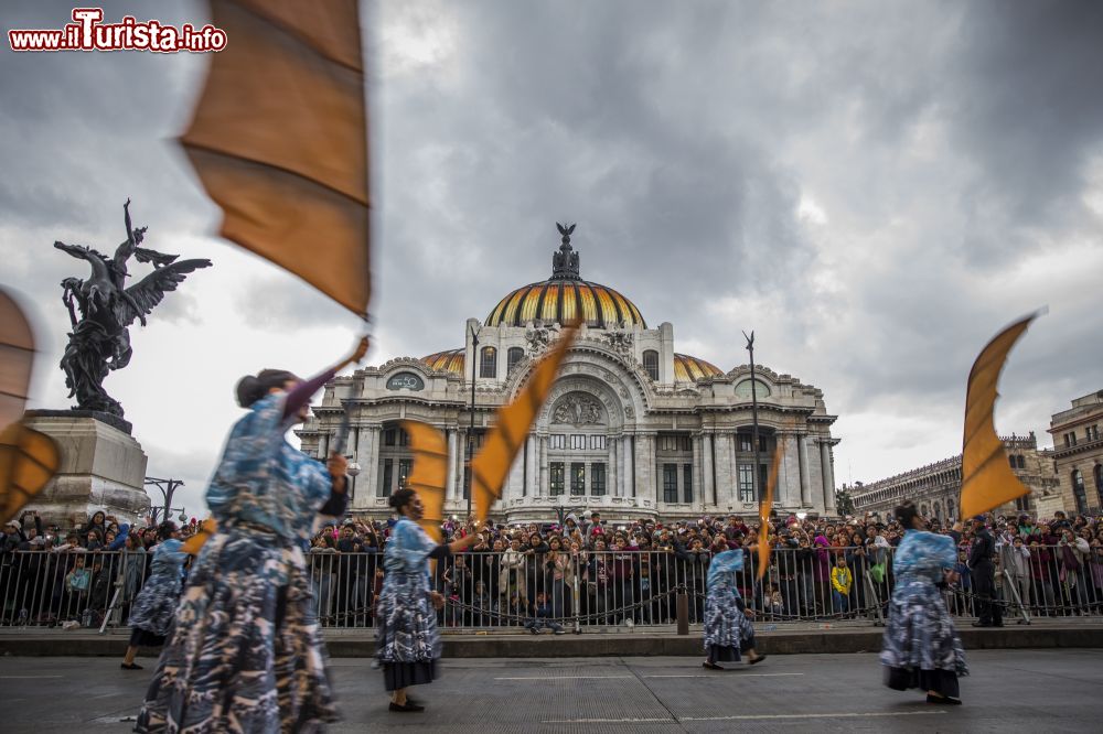 Immagine Il corteo del Día de Muertos sfila davanti al Palacio de Bellas Artes a Città del Messico.