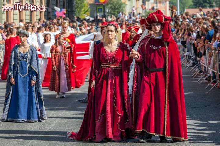 Immagine Corteo storico durante la Fiera del Tartufo a Alba, Piemonte, Italia. Uno dei momenti clou di questo appuntamento che si svolge in città dal 1929 è rappresentato dalla sfilata in costume tradizionale lungo le vie del paese - © Rostislav Glinsky / Shutterstock.com