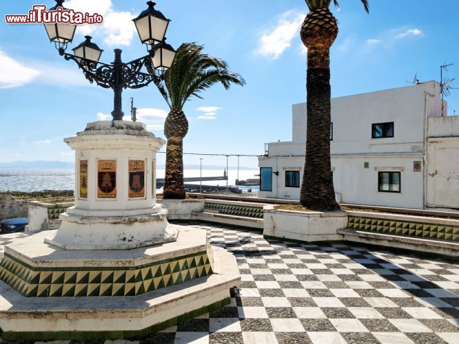 Immagine Cortile a Tarifa con vista sul mare, Spagna. Un romantico spazio urbano da cui ammirare il suggestivo paesaggio offerto dal mare. Da Tarifa si distingue distintamente il profilo della costa africana - © Andreas Poertner / Shutterstock.com