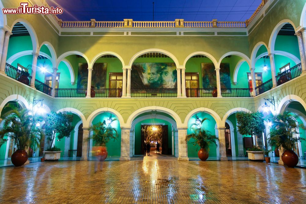 Immagine Cortile centrale del Palazzo del Govrno di Merida, Messico, fotografato di notte.