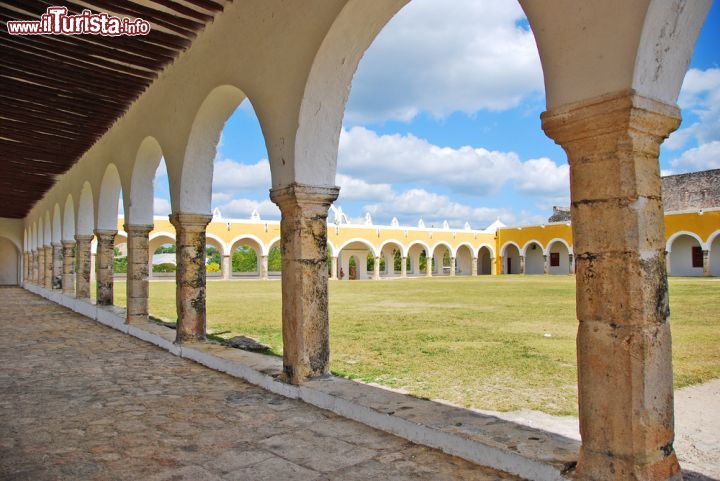 Immagine Cortile del convento di San Antonio de Pauda a Izamal, Messico. Questo monastero venne costruito fra il 1549 e il 1562 sotto la direzione del frate Diego de Lainda - © The Visual Explorer / Shutterstock.com