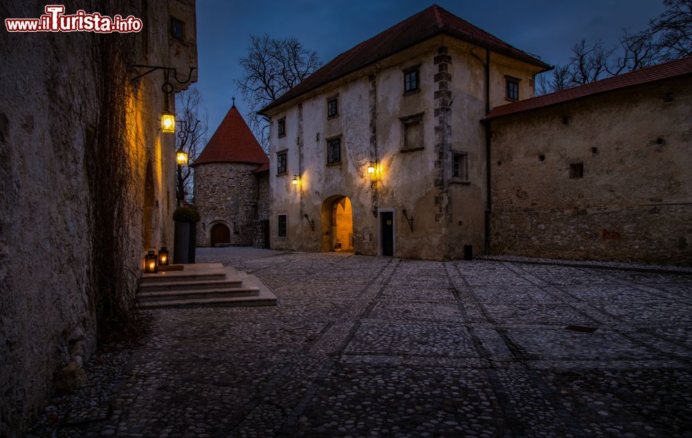 Immagine Cortile interno del castello di Otocec al crepuscolo, Slovenia. Ristrutturato alla fine del 1400 con impianto gotico, due secoli dopo fu trasformato in una splendida residenza rinascimentale.