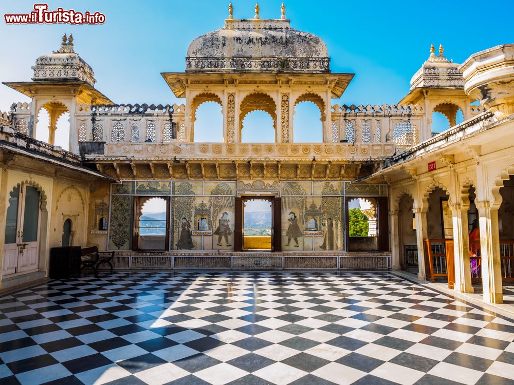 Immagine Il cortile interno del City Palace di Udaipur, Rajasthan, India. Splendidi dipinti e decorazioni scultoree ne ornano pareti e elementi architettonici.