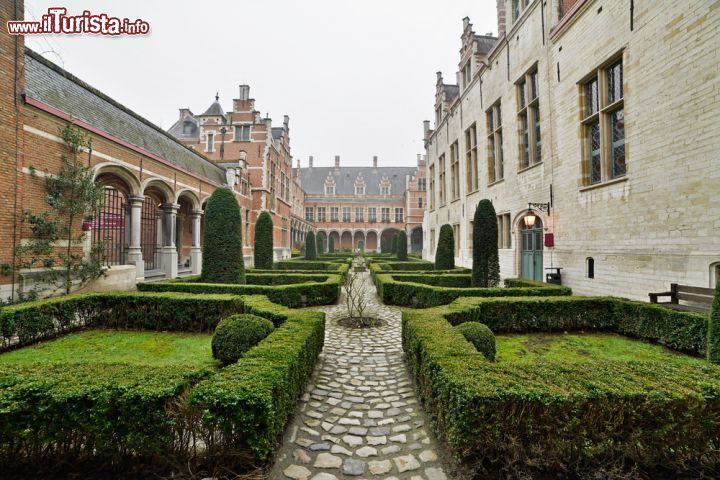 Immagine Cortile interno del Palazzo di Margherita d'Austria a Mechelen, Belgio - © 163586252 / Shutterstock.com