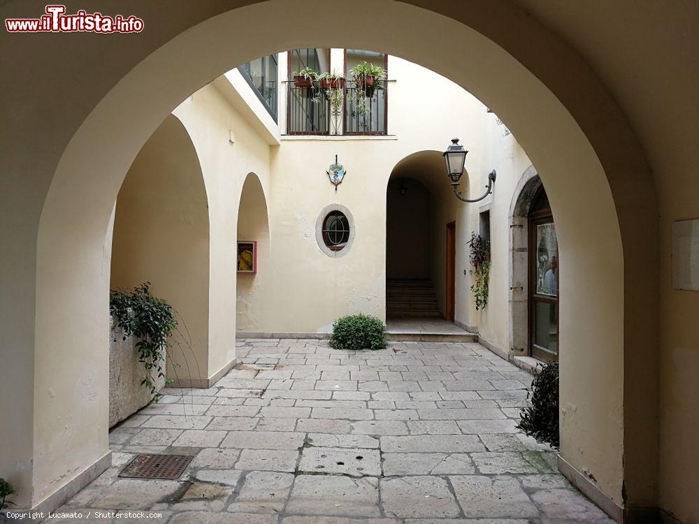 Immagine Un cortile interno del Palazzo Municipale di Pietrelcina, provincia di Benevento, Campania - © Lucamato / Shutterstock.com