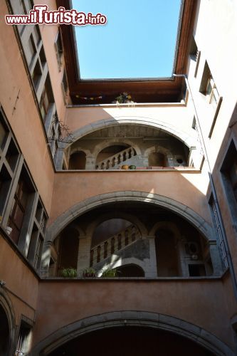 Immagine Cortile interno di un antico palazzo del centro storico di Grenoble, Francia.