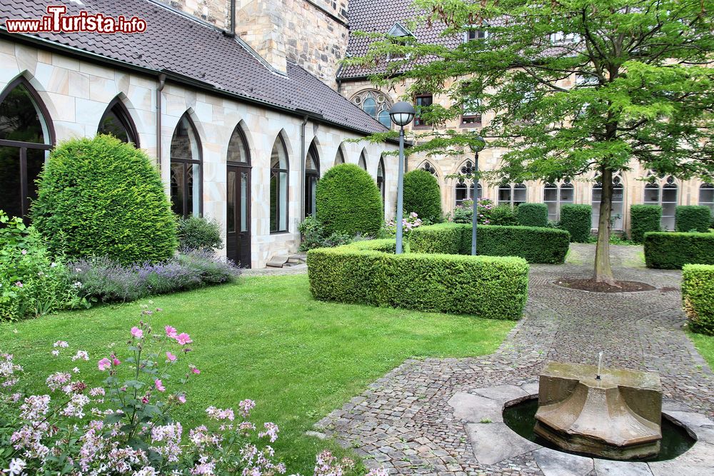 Immagine Cortile interno di una chiesa di Dortmund, regione della Ruhr, Germania.