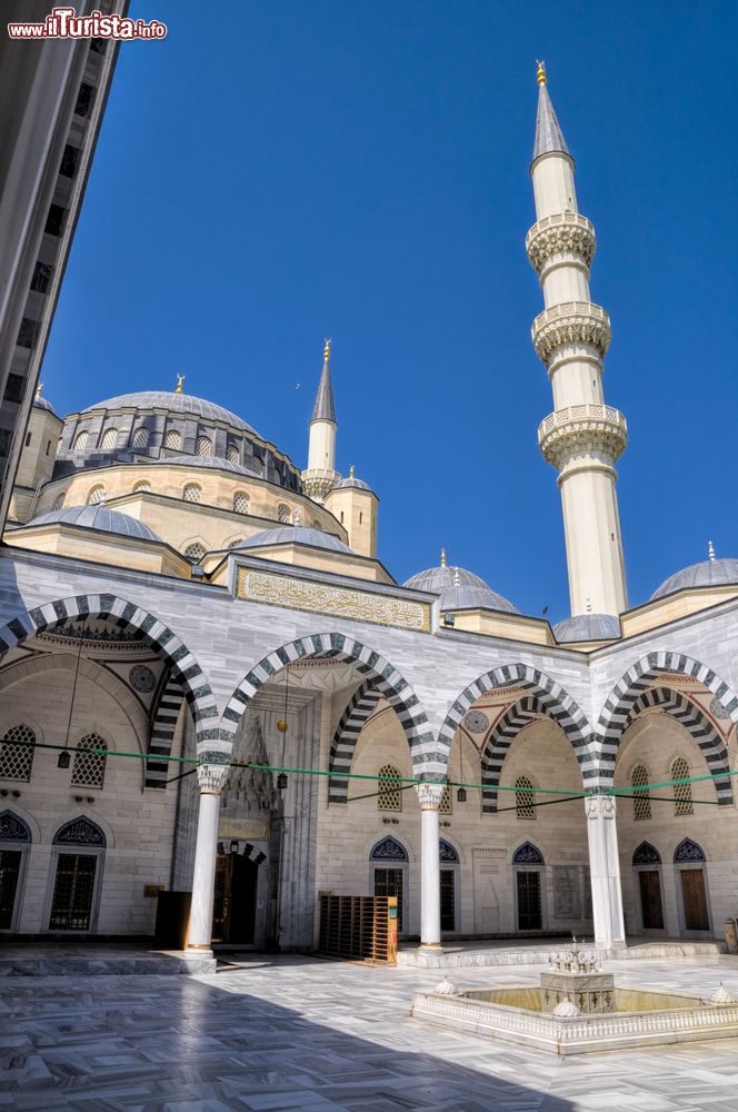 Immagine Cortile interno di una moschea di Ashgabat, capitale del Turkmenistan.