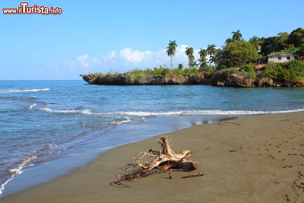 Immagine La costa presso la città di Baracoa, Cuba, nei mesi invernali.