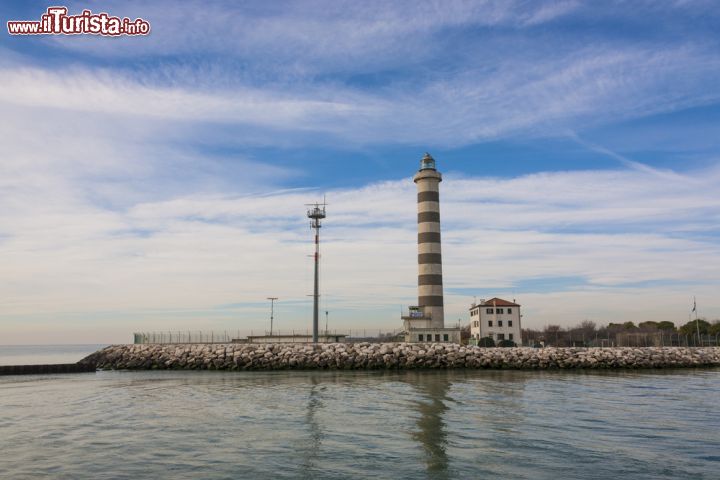 Immagine Costa Cavallino, il faro di Piave vecchia e il vecchio percorso fluviale che separa la località da quella di Jesolo