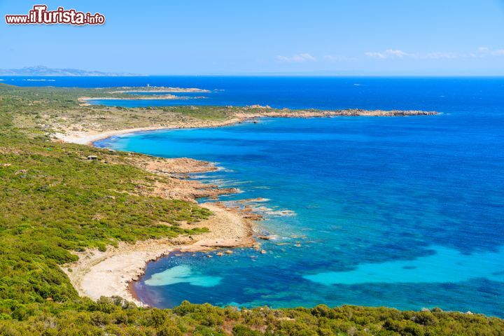 Immagine Veduta panoramica della costa della Corsica (Francia). Il comune di Sartène, un dei più etesi della Francia, comprende una vasta porzione dell'entroterra e della costa sud-occidentale dell'isola - foto © Shutterstock.com
