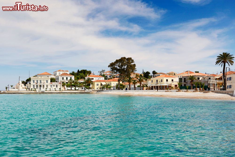 Immagine La costa dell'isola di Spetses (Grecia) con le sue tradizionali case bianche vista da una barca.