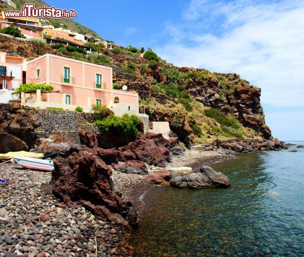 Immagine Costa di Alicudi, Sicilia - Non è un'isola come tutte le altre ma la parte superiore del Filo dell'Arpa, un imponente vulcano marino ormai spento: le coste di Alicudi si tuffano in mare a capofitto, brulle e ripide. Per questo motivo l'unica zona che ha potuto ospitare un borgo abitato è quella situata nella parte orientale del territorio caratterizzato da un pendio meno marcato © EugeniaSt / Shutterstock.com