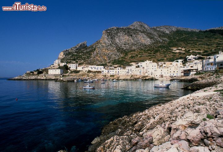 Immagine La costa di Levanzo, Sicilia. Spiagge di sassi e sabbia scivolano nelle acque limpide e trasparenti che circondano l'isola - © luigi nifosi / Shutterstock.com