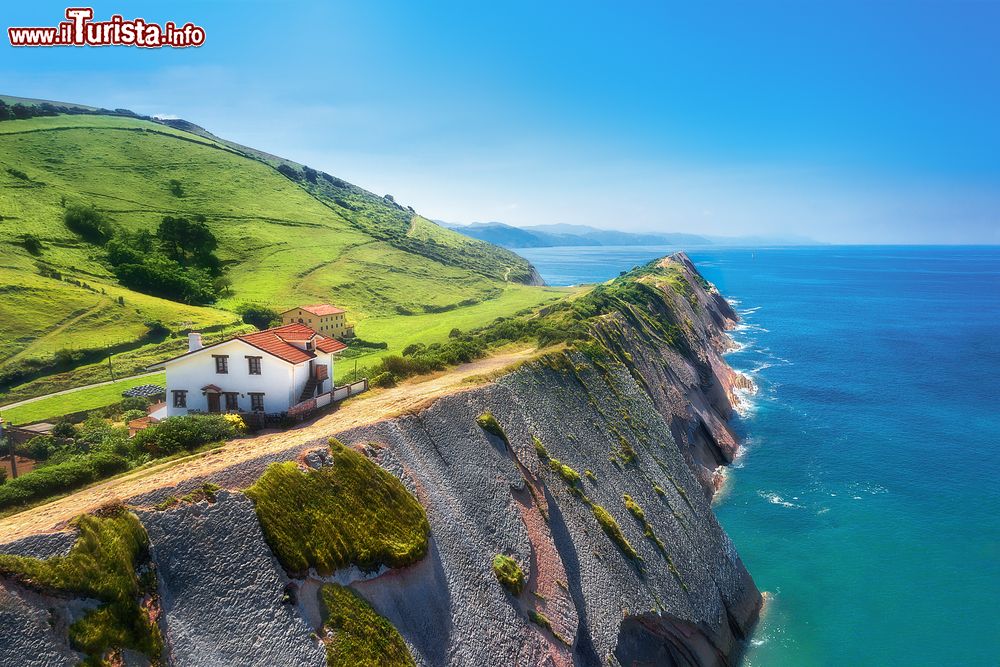 Immagine Costa di Zumaia, Paesi Baschi: un'incantevole veduta sulle formazioni rocciose note come flysch. E' una delle principali caratteristiche paesaggistiche di questo angolo di Spagna settentrionale.