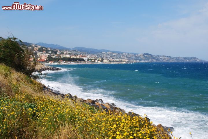 Immagine Sanremo e la costa ligure - Sanremo, la favolosa città dei fiori, patria del Festival della Canzone Italiana, è una delle località più famose e apprezzate della costa ligure. Una pittoresca cittadina in cui lo stile gotico del borgo medievale si fonde con quello marinaro delle case dei pescatori, dove la raffinata floricoltura si contrappone alla selvaggia macchia mediterranea, e dove la tranquilla vita di mare incontra moda, spettacolo e mondanità.  - © Crisferra / Shutterstock.com