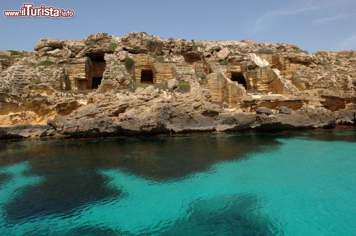 Immagine Costa e mare a Favignana, Sicilia. Le splendide cave di tufo e le acque cristalline e color turchese rendono questa isola delle Egadi un vero e proprio paradiso naturale - © luigi nifosi / Shutterstock.com