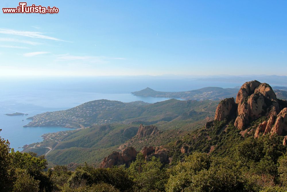 Immagine Costa e montagne dell'Esterel: ci troviamo vicino a Frejus in Costa Azzurra