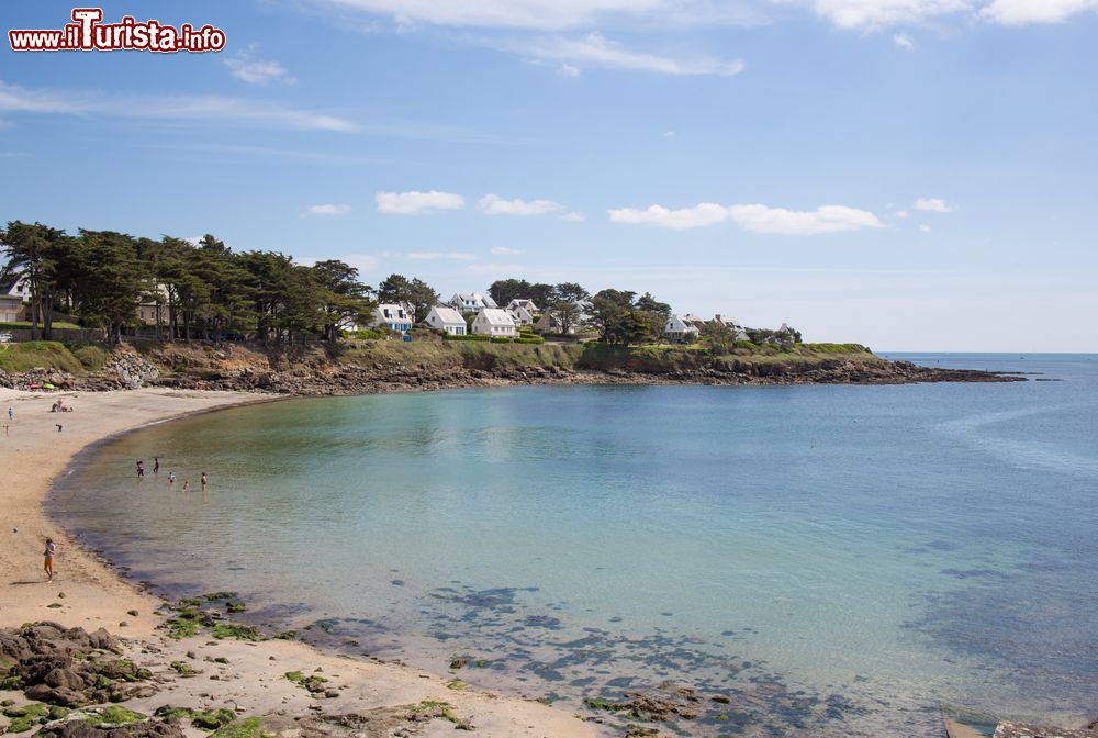 Immagine Costa e spiaggia di Carnac, Bretagna, Francia. La città famosa in tutto il mondo per i suoi menhirs e dolmen si presenta al turismo internazionale anche come area balneare attrezzata.