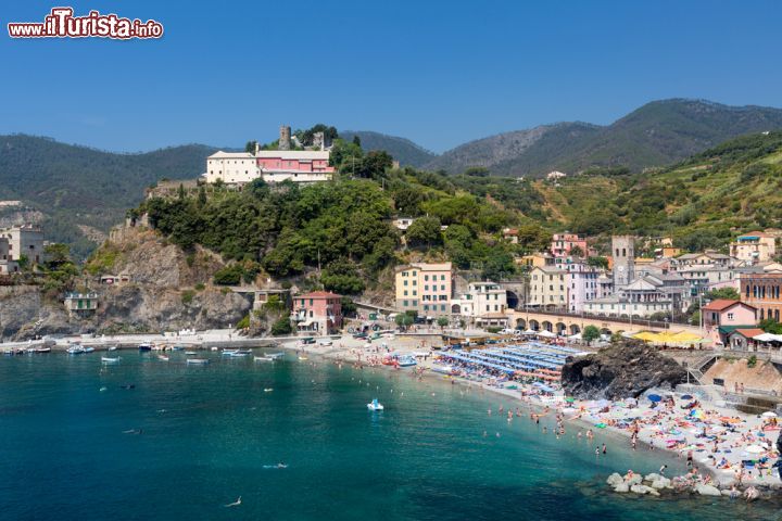 Immagine Costa e villaggio di Monterosso al Mare, Liguria, Italia - Un bel paesaggio di questa celebre località delle Cinque Terre dove mare e terra sono gli ingredienti fondamentali. Natura e monumenti storici si fondono fra di loro alla perfezione. In questa immagine, la spiaggia e il borgo fotografati in una assolata giornata estiva © mandritoiu / Shutterstock.com