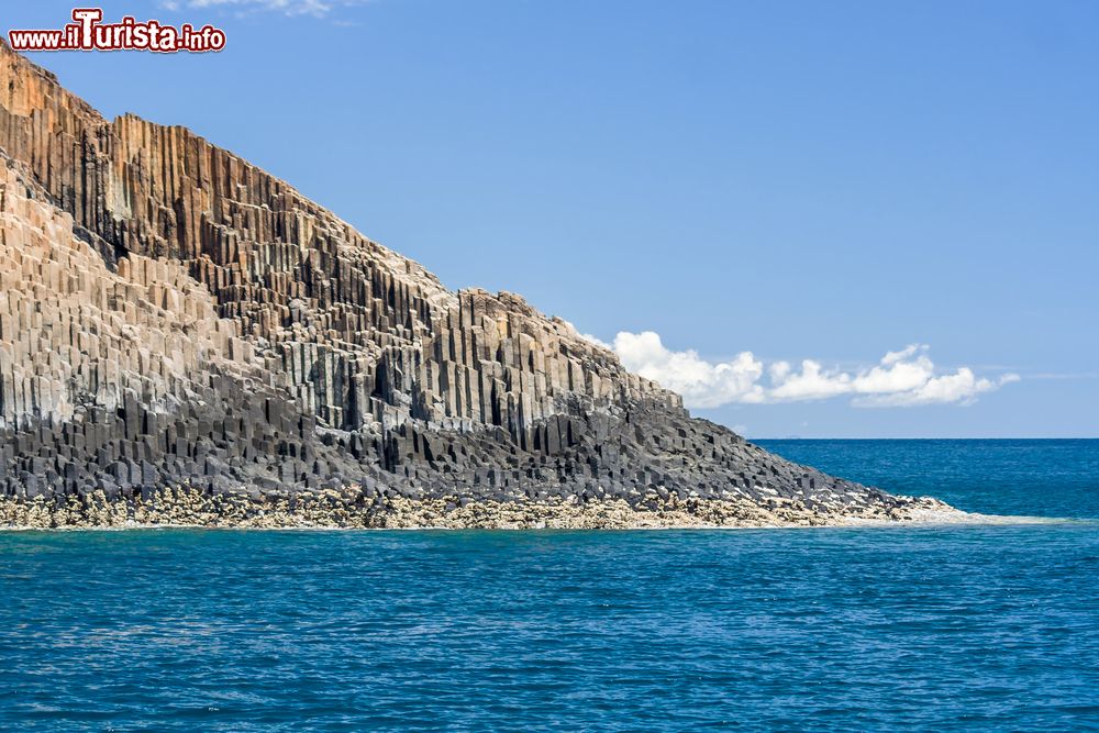 Immagine Costa rocciosa a Nosy Mitsio, arcipelago di Mitsio, nord del Madagascar. Acque cristalline, spiagge bianchissime e una fauna marina lussureggiante: i biglietti da visita di quest' isola a una settantina di chilometri da Nosy Be.