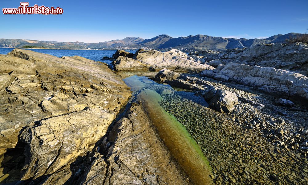 Immagine La costa rocciosa dell'Adriatico nei pressi del paese di Cavtat. Siamo nella Dalmazia meridionale, in Croazia.