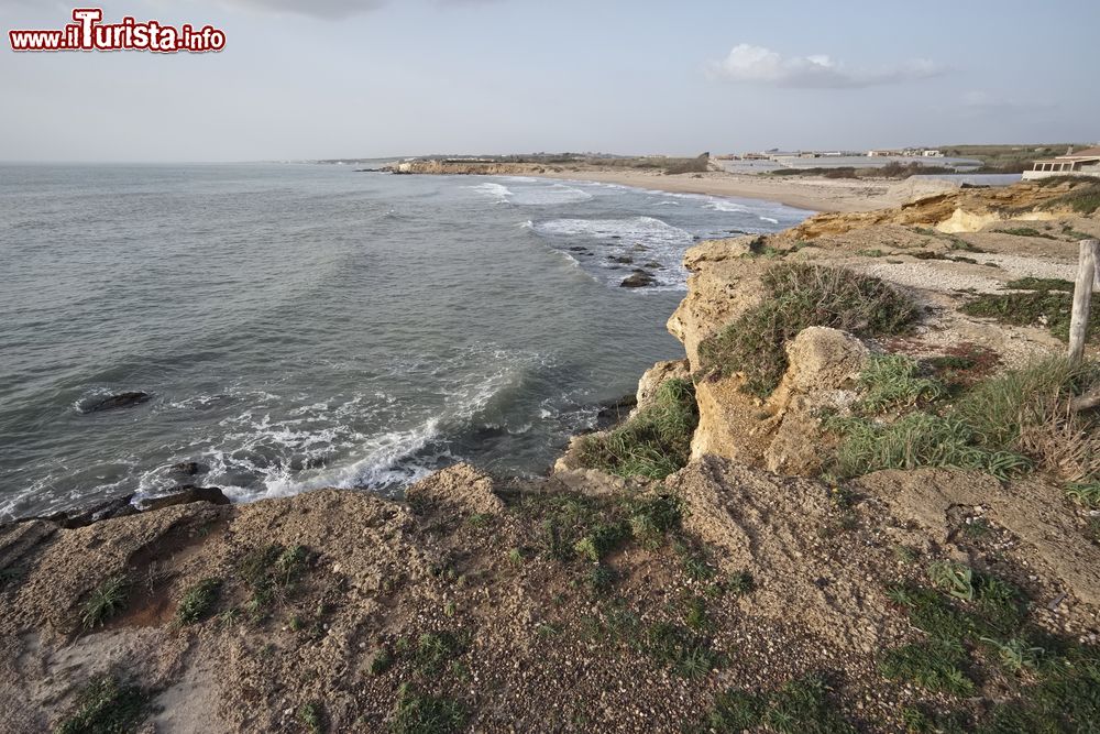 Immagine Costa rocciosa alternata ad una spiaggia sabbiosa sul mare di Scoglitti in Sicilia