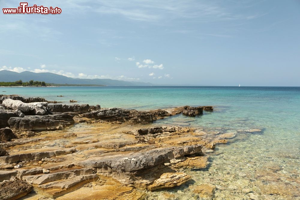 Immagine La costa rocciosa del Mare Adriatico nei pressi del villaggio di Loviste, Croazia.