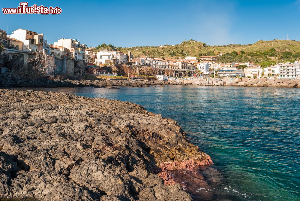 Immagine Costa rocciosa di Aci Castello con le tipiche formazioni laviche, Catania, Sicilia.