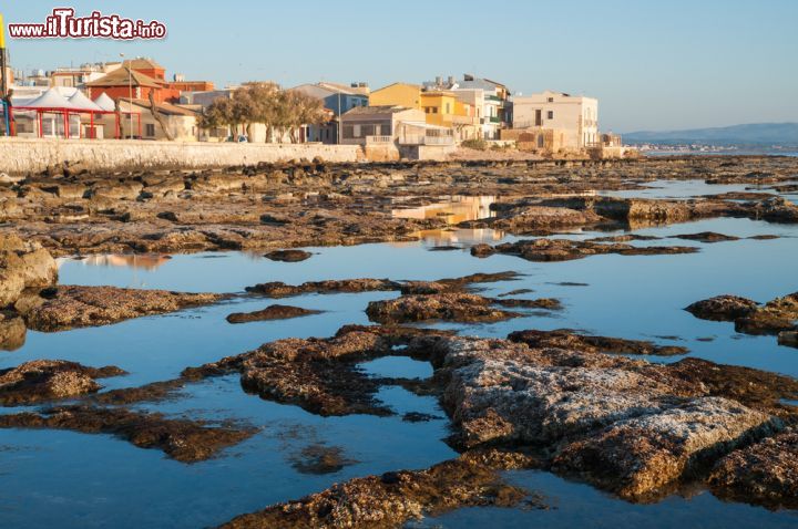 Immagine Costa rocciosa e bassa marea a Marzamemi, Sicilia - Una bella immagine della bassa marea che caratterizza il litorale di Marzamemi mettendone in risalto la suggestiva conformazione rocciosa © Marco Ossino  / Shutterstock.com