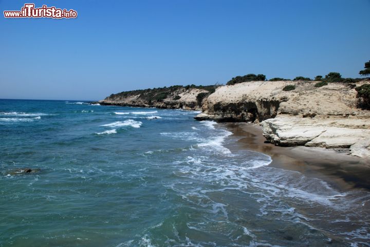 Immagine La costa rocciosa e frastagliata di Kos, isola del Dodecaneso (Grecia) - © stocker1970 / Shutterstock.com