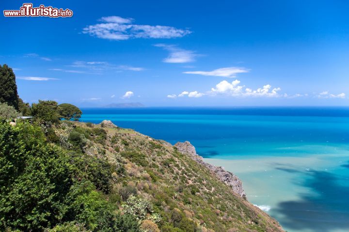Immagine Generosa vista sulla costa rocciosa con il mare di Capo Tindari (Sicilia) - Per certi versi ricorda le distese rocciose dell'Irlanda, per altri ricorda i cieli raccontati da Baudelaire, in realtà però si tratta di un'immagine suggestiva, scattata dal percorso panoramico che porta ad ammirare nella sua interezza la bellezza di Capo Tindari. Il profumo della natura unito al potere del vasto mare, porta alle narici dei turisti degli odori unici che, oltre a ricordare la stessa Sicilia, si imprimono nell'immaginario per un'intensità decisamente unica - © Oskar Orsag / Shutterstock.com