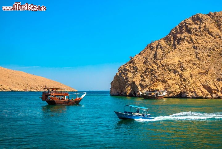 Immagine Costa rocciosa nella penisola di Musandam in Oman. Le rocce si spingono a nord in direzione dell'Iran, formando un capo roccioso che separa il Golfo Persico dall'Oceano Indiano: è lo stretto di Hormuz. Qui si trovano alcuni fiordi, il più famoso dei quali è quello di Khor al Sham - © Yasser El Dershaby / Shutterstock.com