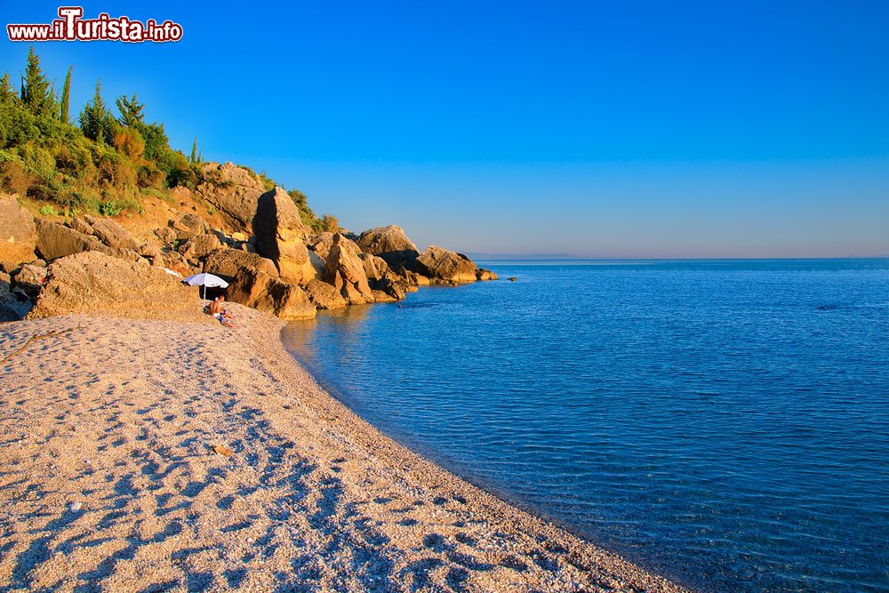 Immagine Costa sabbiosa nei pressi di Himare, tra le spiagge dell'Albania