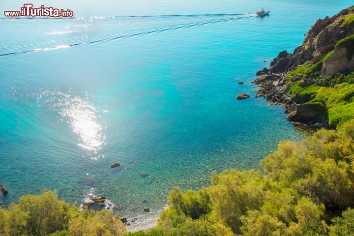 Immagine Costa selvaggia di Syros con i riflessi del sole nell'acqua dell'Egeo, Cicladi, Grecia - © Korpithas / Shutterstock.com