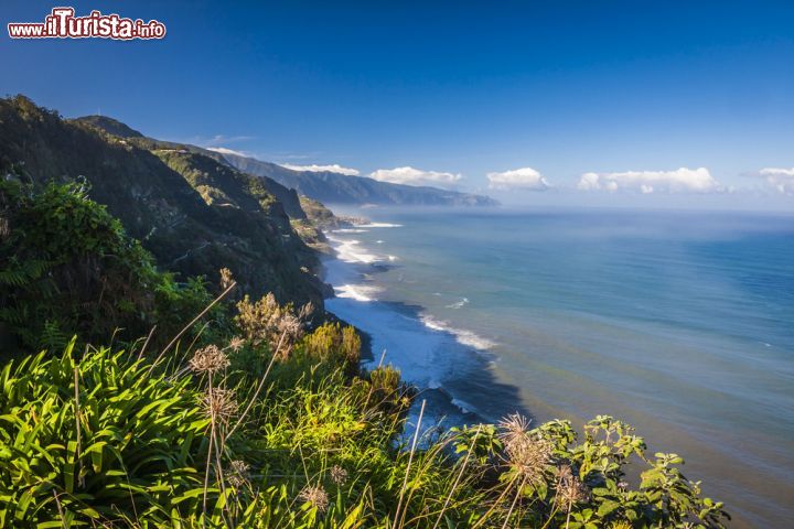 Immagine La costa settentrionale dell'isola di Madeira (Portogallo) - Un incontro così unico quello che accade in questa immagine tra l'oceano atlantico e il cielo dell'isola, da ricordare i migliori dipinti mai svolti. Qui la potenza della natura si apre in una vista generosa per tutti gli spettatori che ricercano un punto di vista eccellente da cui poter ammirare le qualità geografiche della realtà portoghese, una delle più scelte come meta estiva - © Anilah / Shutterstock.com