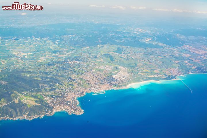 Immagine La costa toscana e il mare turchese del comune di Rosignano Marittimo, che comprende le frazioni di Castiglioncello e Rosignano Solvay.