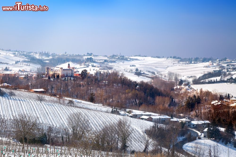 Immagine Costigliole d'Asti, il paesaggio collinare in inverno, sopo una bella nevicata in Piemonte