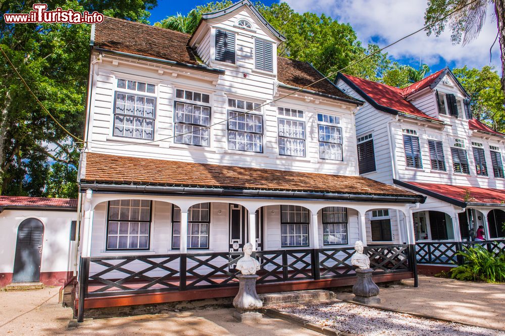 Immagine Costruzione in legno nel centro storico di Paramaribo, Suriname (America Meridionale).