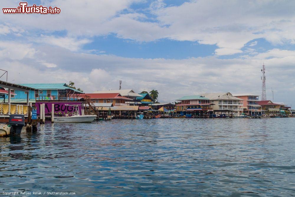 Immagine Le costruzioni affacciate sul mare nella città di Bocas, Panama - © Matyas Rehak / Shutterstock.com