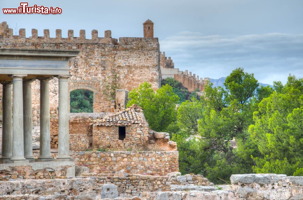 Immagine Costruzioni di epoche differenti al castello romano di Sagunto, nei pressi di Valencia, Spagna. 