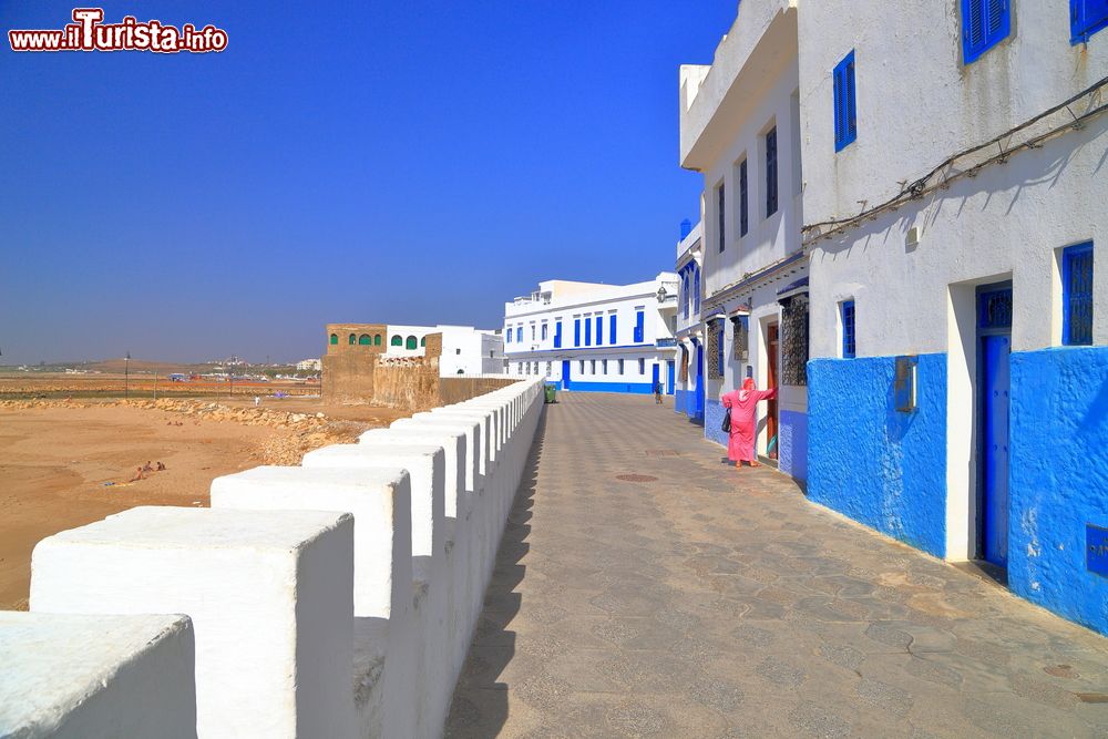 Immagine Costruzioni lungo la costa rocciosa della città di Asilah, Marocco. Passeggiando nel lungo mare della città si possono ammirare splendidi scorci delle spiagge di sabbia e roccia che circondano Asilah.