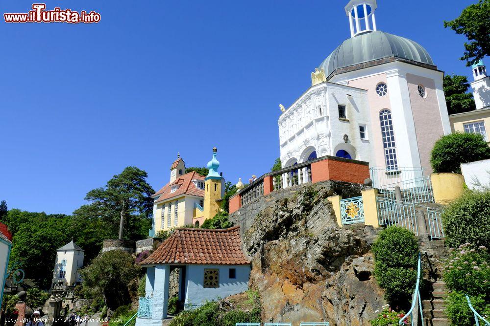 Immagine Costruzioni progettate da italiani sulle rocce di Portmeirion, Galles, UK. Sono una delle principali attrazioni turistiche del villaggio - © Oscar Johns / Shutterstock.com