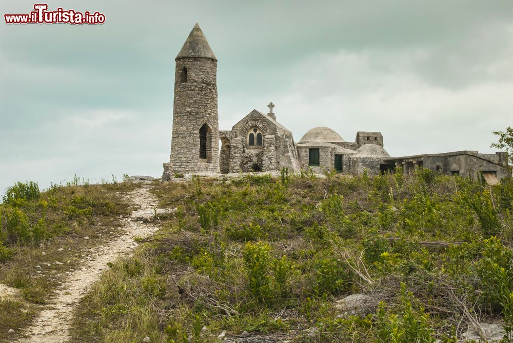Immagine Costruzioni religiose sul Monte Alvernia a Cat Island, Bahamas. I 63 metri sul livello del mare di questo monte rappresentano il punto più elevato della nazione.