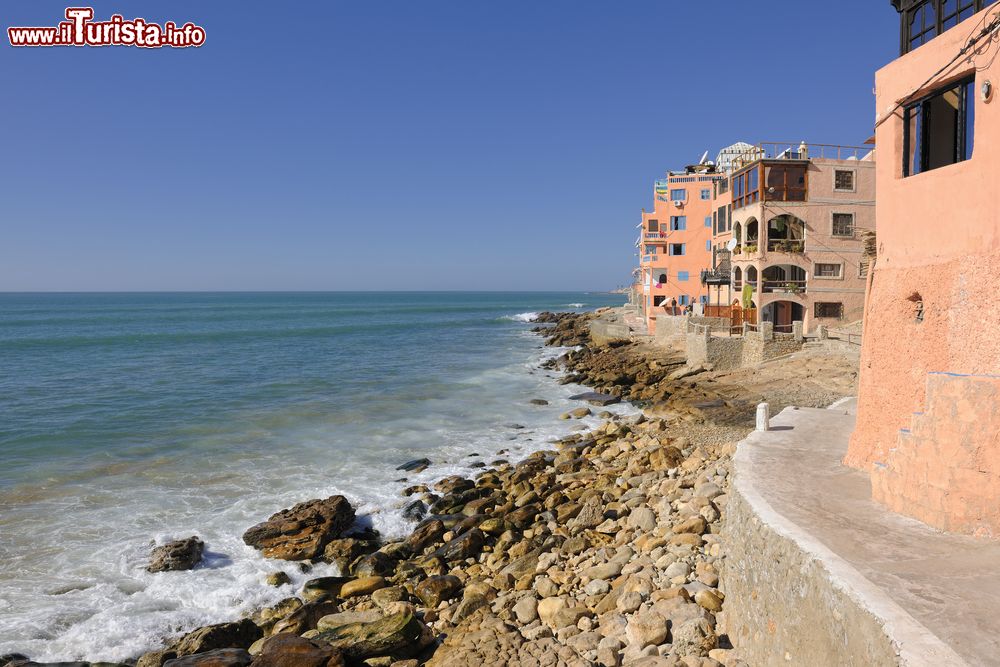 Immagine Costruzioni tradizionali lungo la costa rocciosa di Taghazout, Marocco. Questa cittadina è diventata popolare alla fine degli anni '60 quando molti avventurieri partirono da qui alla scoperta della parte meridionale del paese.