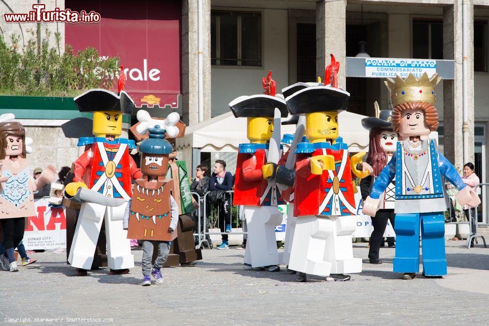 Immagine Costumi di carnevale della Lego al Carnevale di San GIovanni in Persiceto - © starmaro / Shutterstock.com