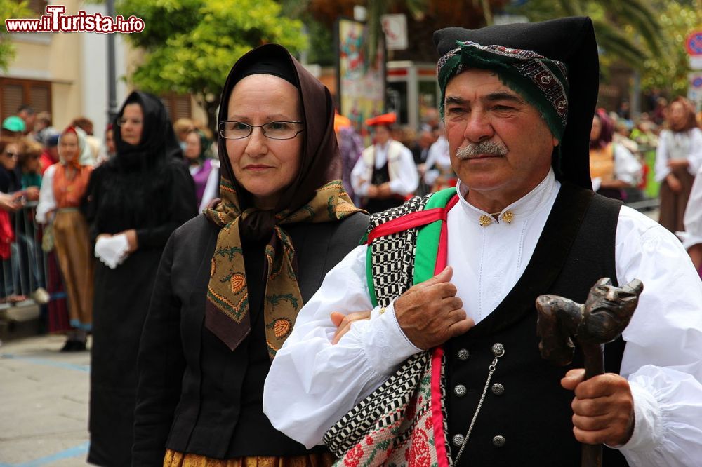 Immagine Costumi tradizionali del Carnevale di Samassi in Sardegna - © Gianni Careddu, CC BY-SA 4.0, Wikipedia