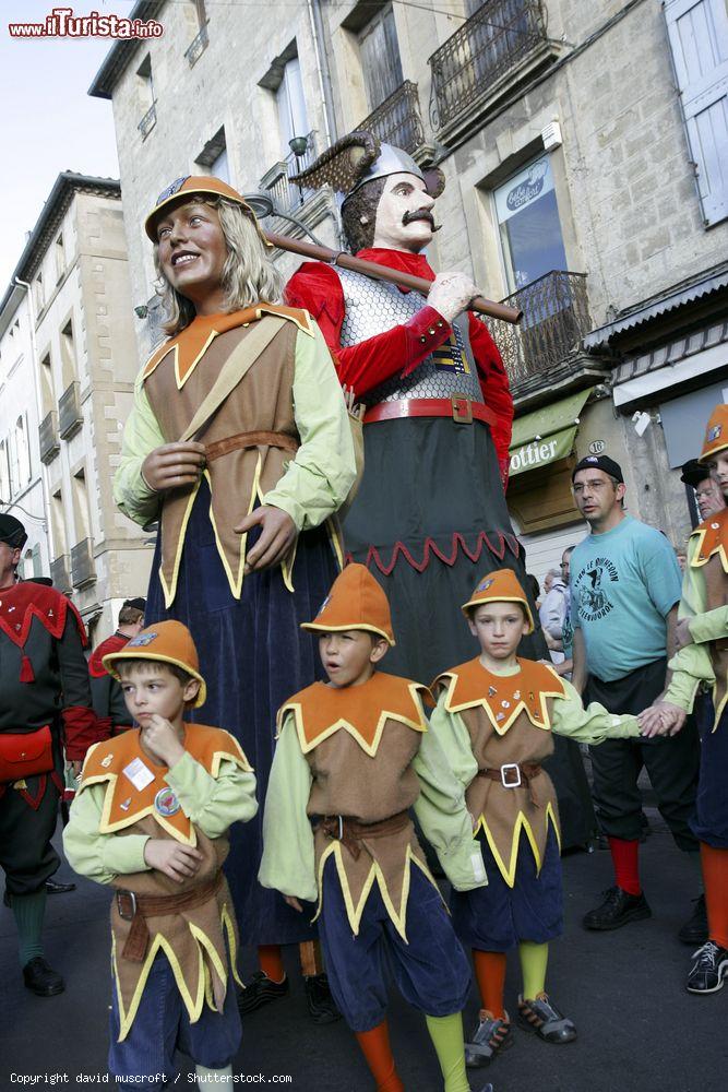 Immagine Costumi tradizionali indossati alla Geants de Fromulus Parade di Pezenas (Francia) - © david muscroft / Shutterstock.com