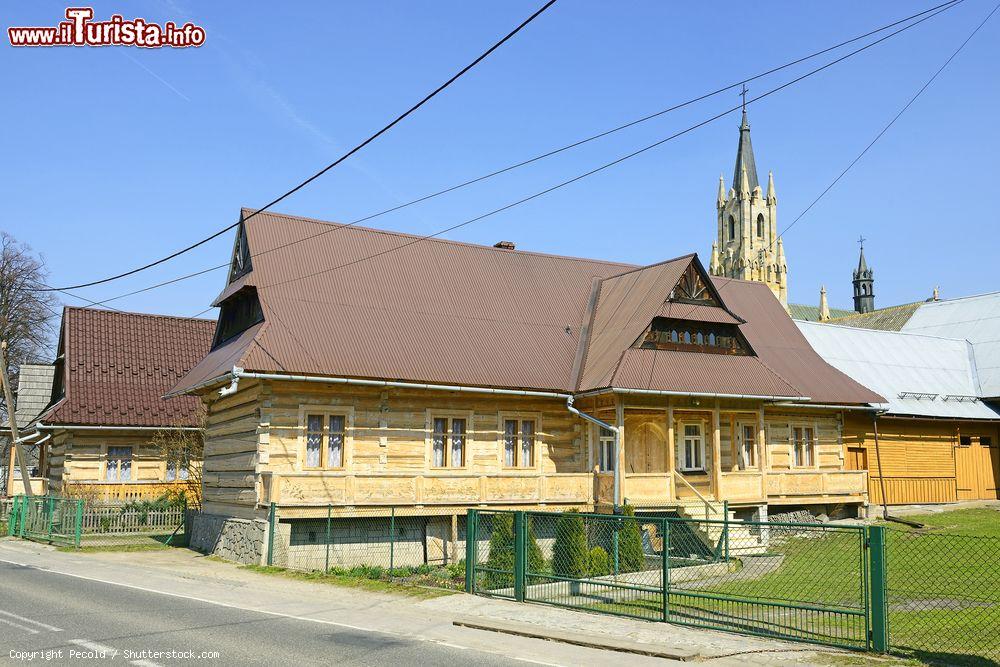 Immagine Cottage in legno nel villaggio di Chcocholw in Polonia tra i Monti Tatra - © Pecold / Shutterstock.com