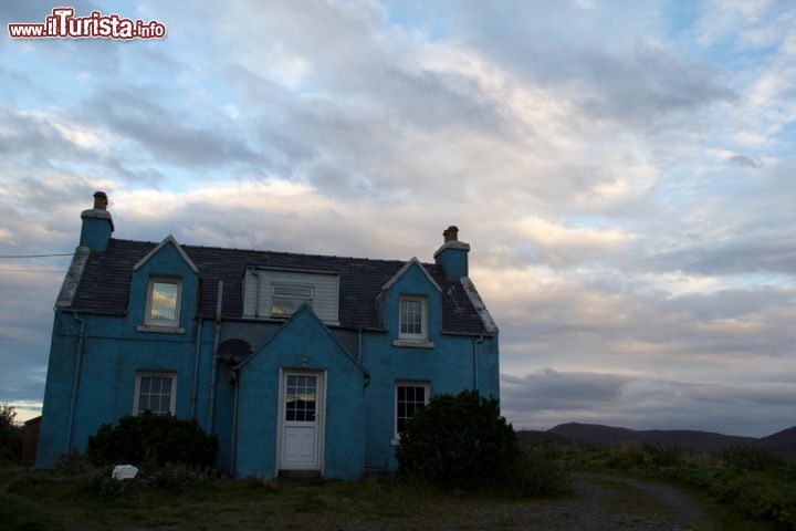 Immagine Cottage sull'isola di Lewis and Harris, Scozia - Una delle caratteristiche abitazioni rurali di quest'isola scozzese © corlaffra / Shutterstock.com